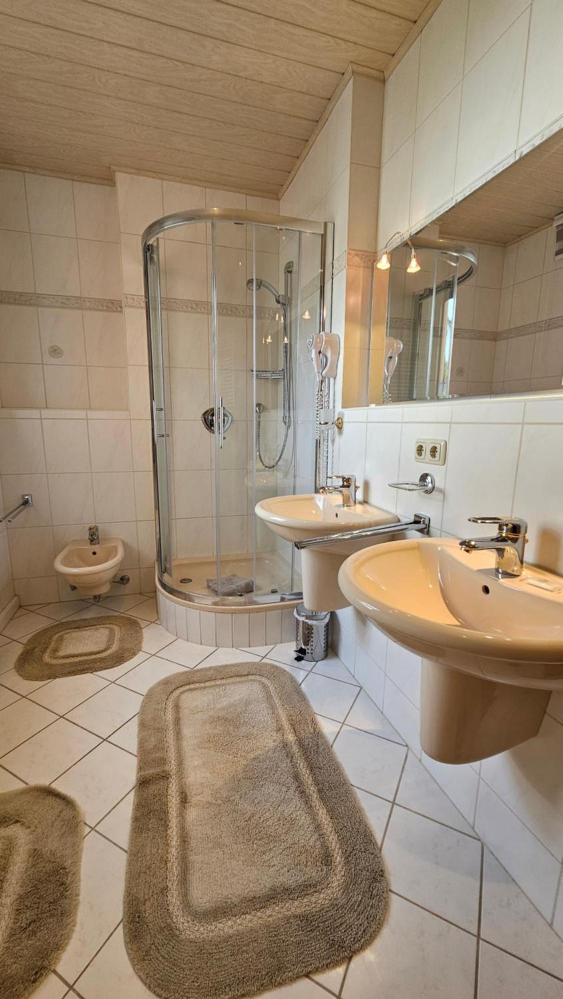 Pension Weisse Rose, Parkplatz, Fruehstueck, Wlan, Zentral Бад-Ельстер Екстер'єр фото